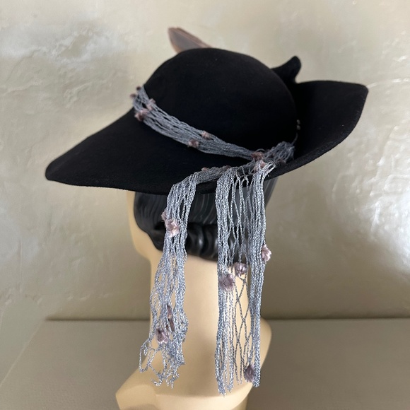 IMPRESSIVE 1940s\' BLACK FELT FOLDED WIDE BRIM HAT + FEATHER + DOTTED VEIL main image 12